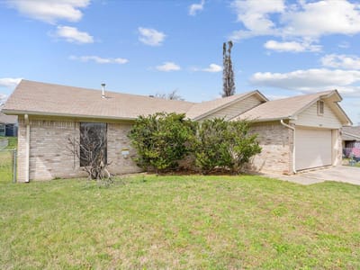 Living area at 3309 Tallwood DR - 3 bed 2 bath home