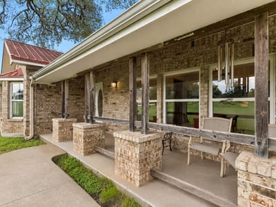 Living area at 331 Mourning Dove LN - 5 bed 3 bath home