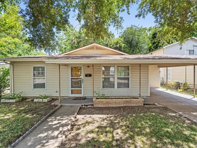 Living area at 3311 Bengston ST - 3 bed 2 bath home