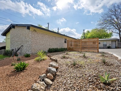 Living area at 3313 S Oak DR - Southridge Sec 01, Austin, TX