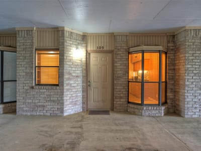 Living area at 3316 Guadalupe ST Unit #309 - 1 bed 1 bath home