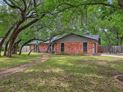 Living area at 3406 Spotted Horse TRL - 4 bed 2 bath home