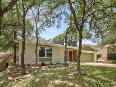 Living area at 3411 Ambleside DR - 3 bed 2 bath home