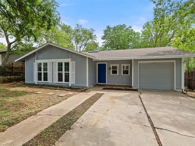 Living area at 3411 Thomas Kincheon St - 3 bed 1 bath home