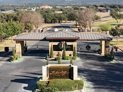 Living area at 3517 Kahala Sunset Dr - Lakecliff On Lake Travis Sec 6, Spicewood, TX