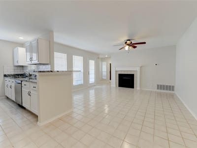 Living area at 359 Fantail (A&B) LOOP - 4 bed 4 bath home