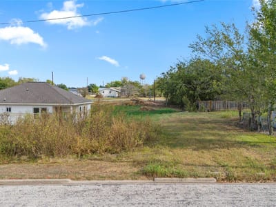 Living area at 366 N Dallas St - Ot Giddings, Giddings, TX