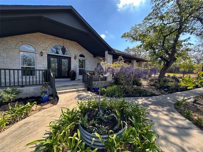 Living area at 368 Woodlands Dr - 3 bed 2 bath home