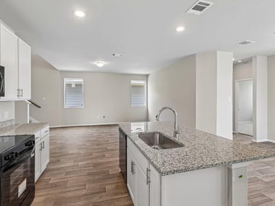 Property photo 5 at 370 Golden Paint TRL - 5 bed 2 bath home