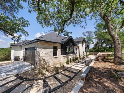 Living area at 375 Shady HOLW - 4 bed 2 bath home