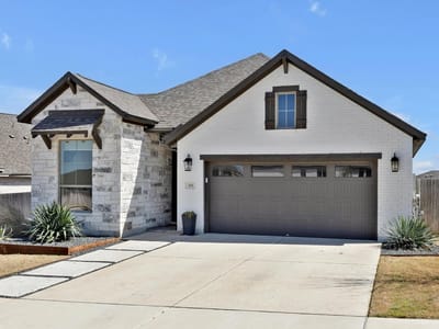 Living area at 378 Carpenter Hill Dr - 3 bed 2 bath home