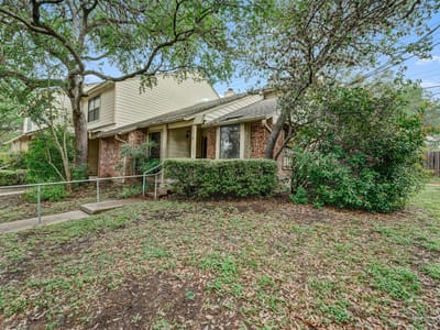 Living area at 3801 MENCHACA RD Unit #24 - 2 bed 2 bath home