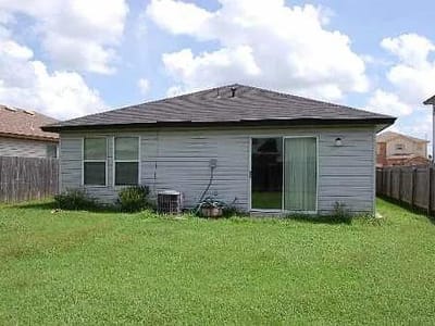Primary bedroom at 3851 Cherokee BLVD - 2 bed 2 bath home
