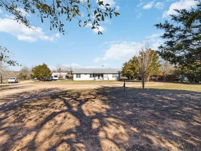 Living area at 3870 S SH 304 - 3 bed 2 bath home