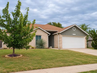 Photo 2 of 13 at 3903 Water Oak DR - 3 bed 2 bath home
