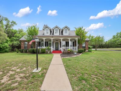 Living area at 391 Liberty DR - 4 bed 3 bath home