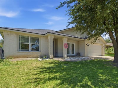 Living area at 3933 Rolling Canyon TRL - 4 bed 2 bath home
