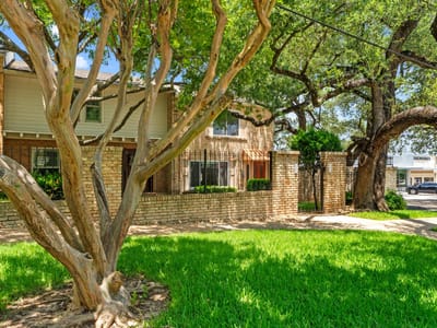 Living area at 3966 Far West BLVD - 2 bed 2 bath home