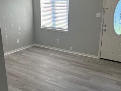 Living area at 4 Hollywood Dr - 2 bed 1 bath home