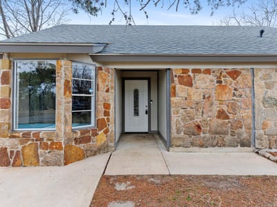 Living area at 400 N River Oaks Dr - 3 bed 2 bath home