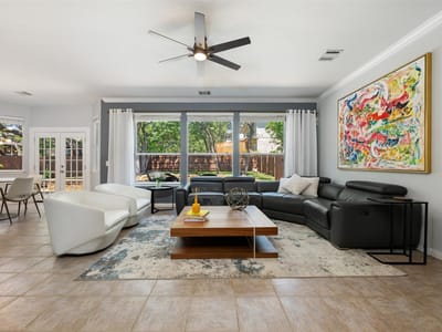 Living area at 4008 Canyon Glen CIR - 4 bed 2 bath home
