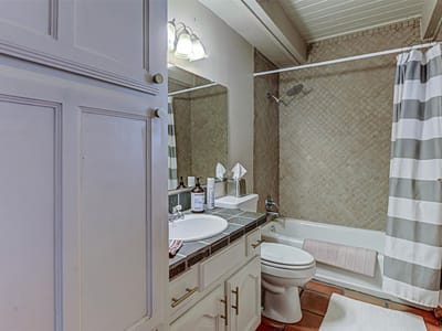 Property photo 5 at 401 Lake Point DR - 3 bed 2 bath home