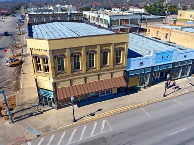 Living area at 401 N Main St - No, Taylor, TX