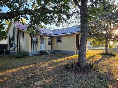 Photo 3 - 401 N Pecan ST Photo 3 of 19 at 401 N Pecan ST - 2 bed 1 bath home