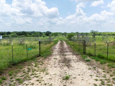 Living area at 401 Turnback Trl - RURAL McMAHAN AREA, Dale, TX