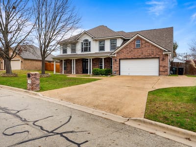 Living area at 4012 Creekview TRL - 5 bed 3 bath home