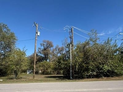 Photo 2 of 6 at 402 E Liberty Ave - Round Rock, Round Rock, TX