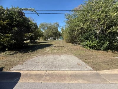 Photo 3 of 6 at 402 E Liberty Ave - Round Rock, Round Rock, TX