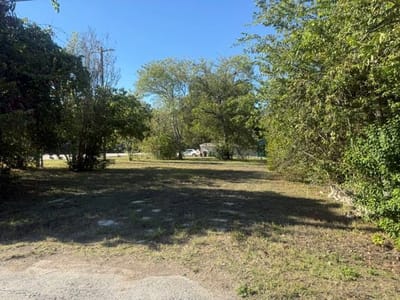 Photo 4 of 6 at 402 E Liberty Ave - Round Rock, Round Rock, TX