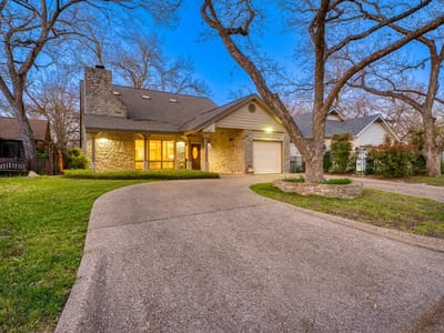 Living area at 402 Meadowlakes Dr - 4 bed 3 bath home