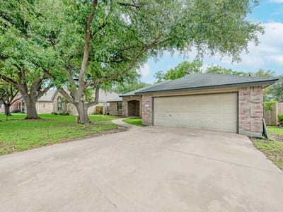 Living area at 403 Hickory Ridge TRL - 3 bed 2 bath home