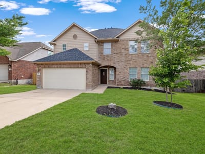 Living area at 403 Red Hawk DR - 5 bed 3 bath home