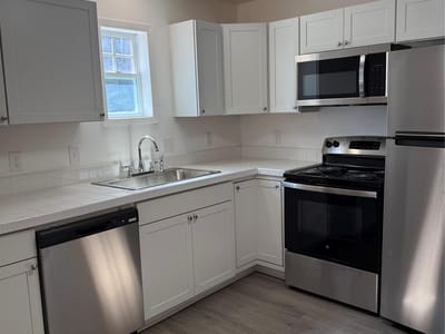 Primary bedroom at 404 Lee ST - 4 bed 3 bath home