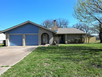 Living area at 404 Northwood DR - 3 bed 2 bath home
