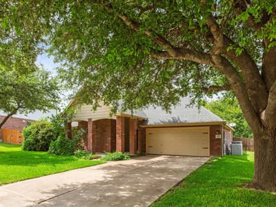 Living area at 406 Bellaire Oaks DR - 3 bed 2 bath home