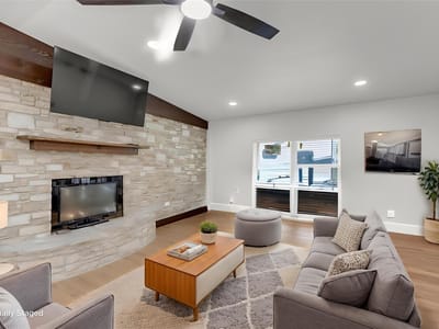 Living area at 407 E Kerr ST - 4 bed 3 bath home