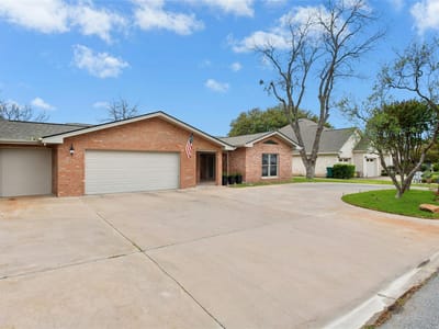 Living area at 407 Olympia Fields St - 3 bed 3 bath home