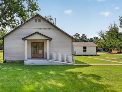 Living area at 407 Wilkes ST - Byrne, Smithville, TX