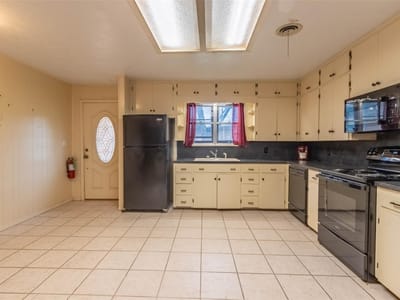 Primary bedroom at 409 W Buffalo St - 3 bed 2 bath home