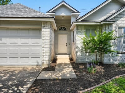 Living area at 409 Willowbrook DR - 3 bed 2 bath home
