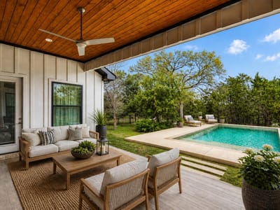 Living area at 410 Woodland Oaks TRL - 5 bed 3 bath home