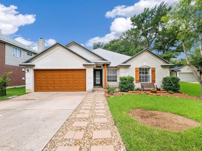 Living area at 4105 Springwillow LN - 4 bed 2 bath home