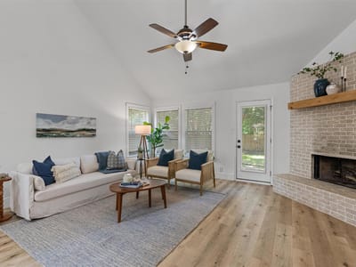 Living area at 4109 Moss Hollow DR - 3 bed 2 bath home