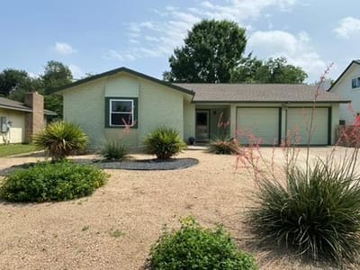 Living area at 411 Buckboard BLVD - 3 bed 2 bath home