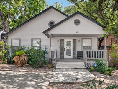 Kitchen at 411 W Live Oak ST - 3 bed 2 bath home