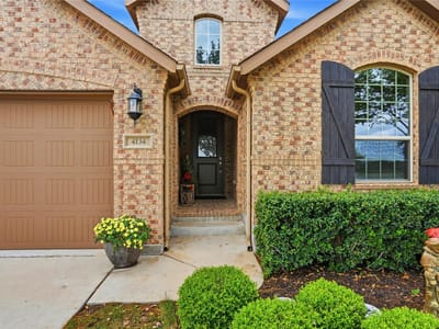 Property photo 3 at 4134 Kingsley Ave - 4 bed 2 bath home
